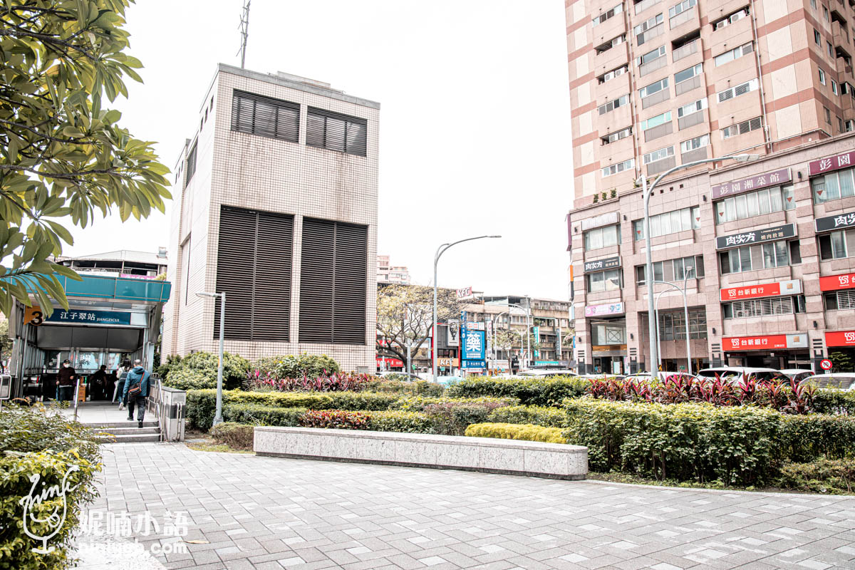 彭園餐廳目前有9間據點，大多位在雙北地區，而基隆、桃園各有一間門市，每逢年前每間門市都有限量開放百份外帶自取年菜，因為口碑太好，今年加碼追加至150份，每間門市額滿就關單，非常搶手；這次前往的是『彭園婚宴會館板橋店』，地點超級方便，捷運江子翠站3號出口對面就是，導航都不用開就能到，外帶年菜來這間就對了。