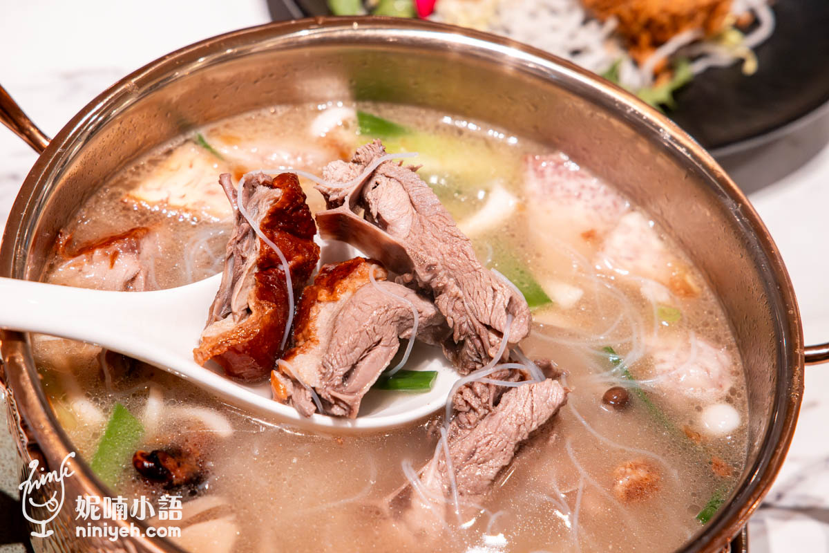 鴨覓烤鴨餐廳｜信義區最潮片皮烤鴨就在微風南山！桌邊手沖豆花太有記憶點