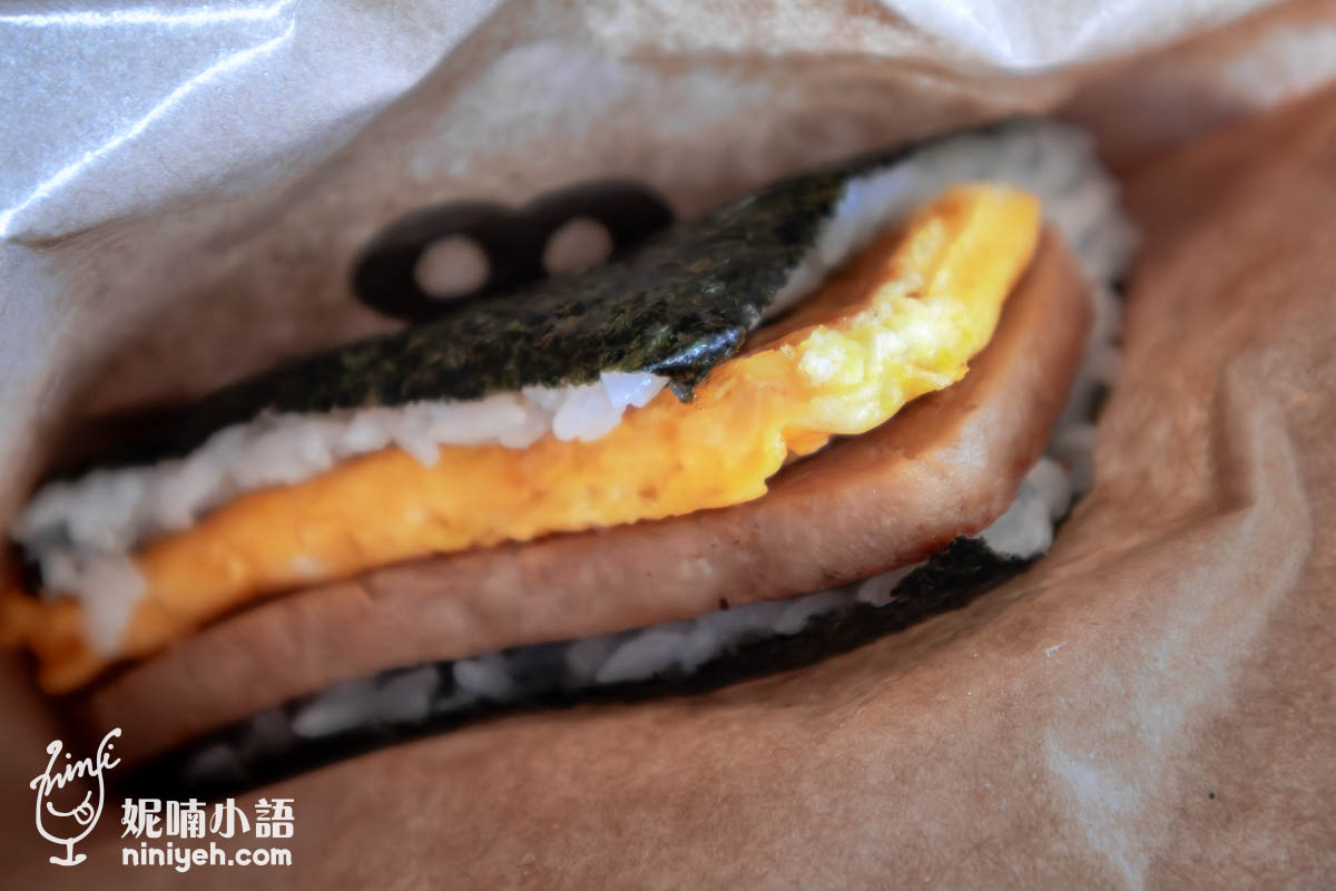 美國村必吃｜豬肉蛋飯糰北谷店。美國村散步美食！沖繩唯一一間海景分店