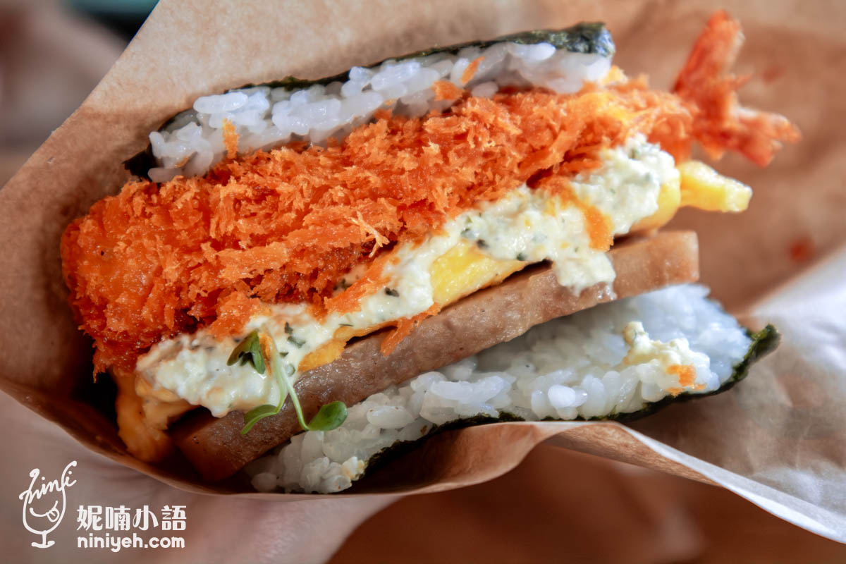 美國村必吃｜豬肉蛋飯糰北谷店。美國村散步美食！沖繩唯一一間海景分店