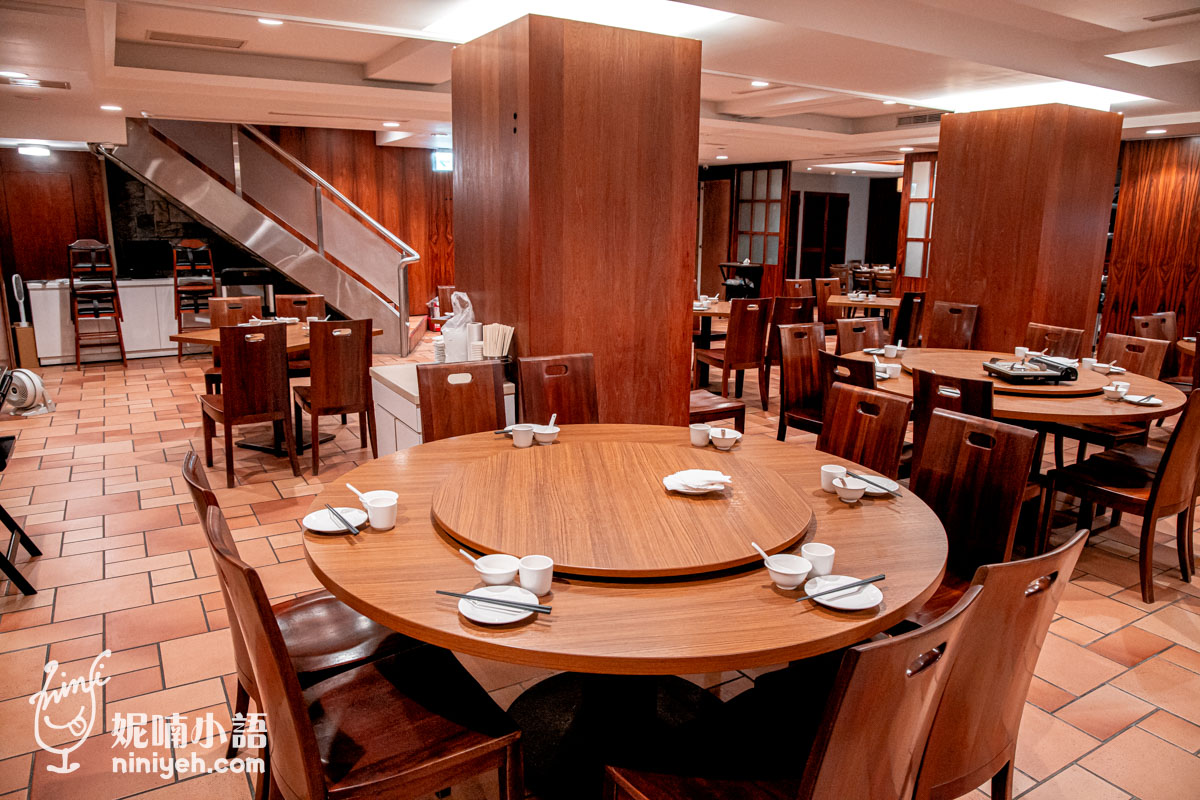 台北老字號北方菜「都一處」用餐環境圖，展示適合家庭聚餐的大圓桌空間與古典裝潢風格。