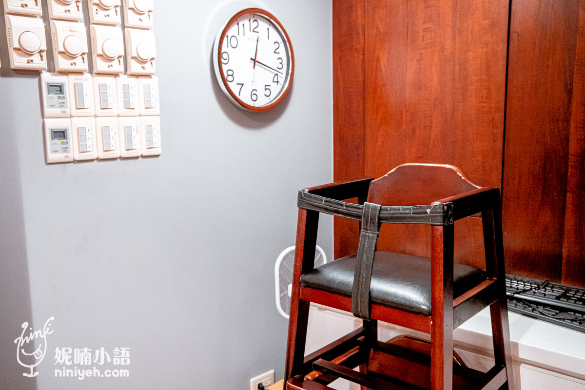 台北都一處親子友善餐廳設施，提供木質兒童椅供幼童使用，室內環境整潔便利。