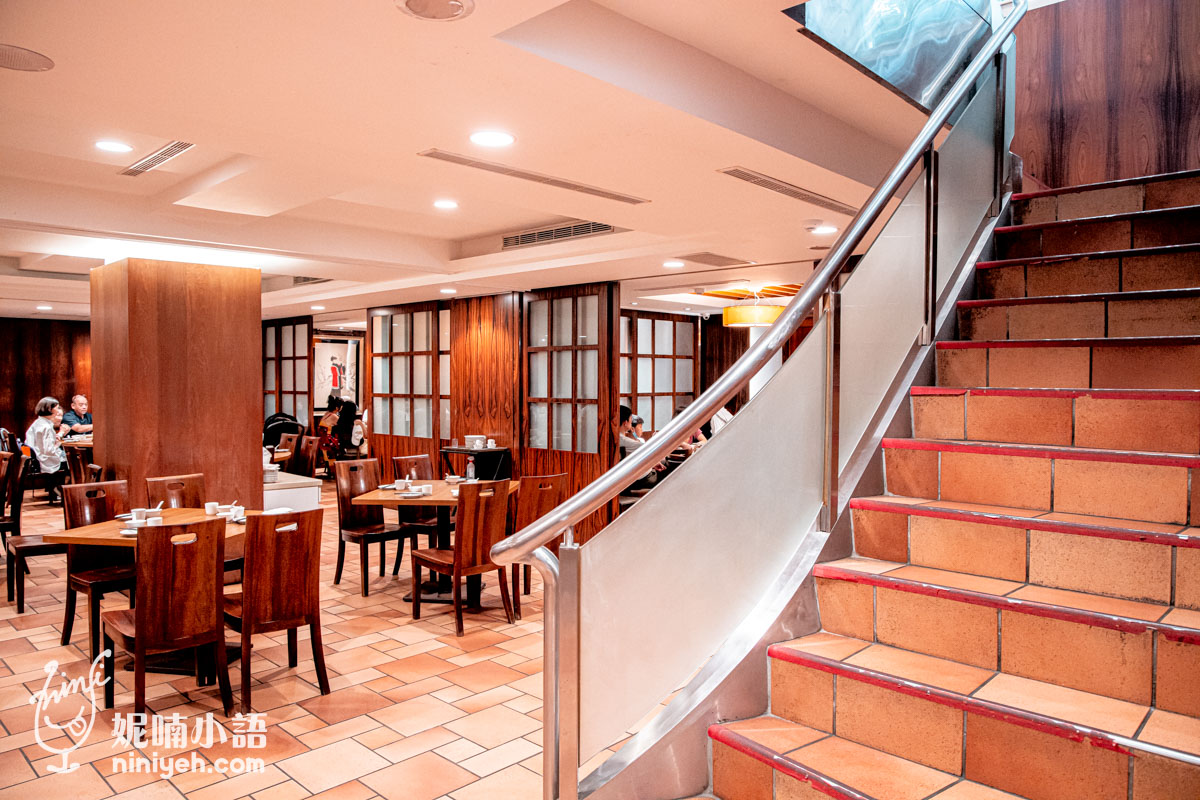 台北老字號餐廳「都一處」室內裝潢與用餐環境圖，展示古典雅致的中式風格