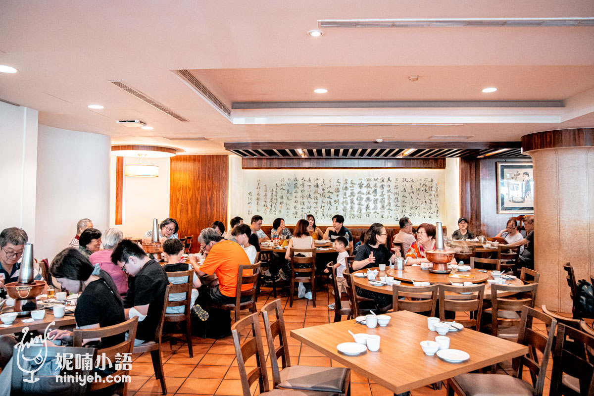 台北都一處北方菜用餐盛況，適合家庭聚餐的懷舊空間，桌上可見經典酸菜白肉鍋。