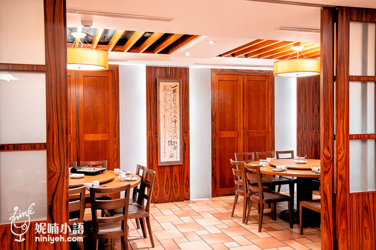 台北都一處北方菜餐廳環境，寬敞的多人圓桌用餐空間與傳統中式裝潢風格。