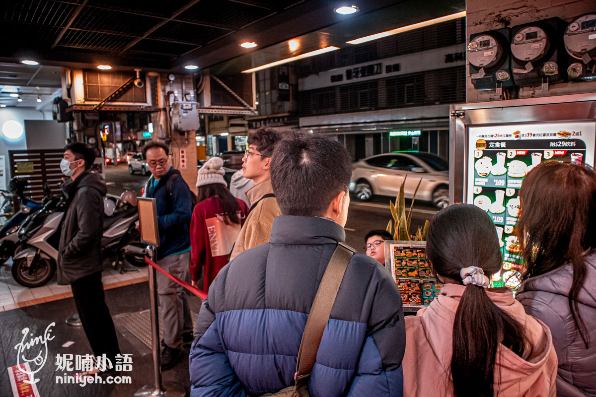 丹丹漢堡成功店|傳說中有麵線羹的速食店!內用得搶位點餐得排隊 丹丹漢堡成功店|傳說中有麵線羹的速食店!內用得搶位點餐得排隊