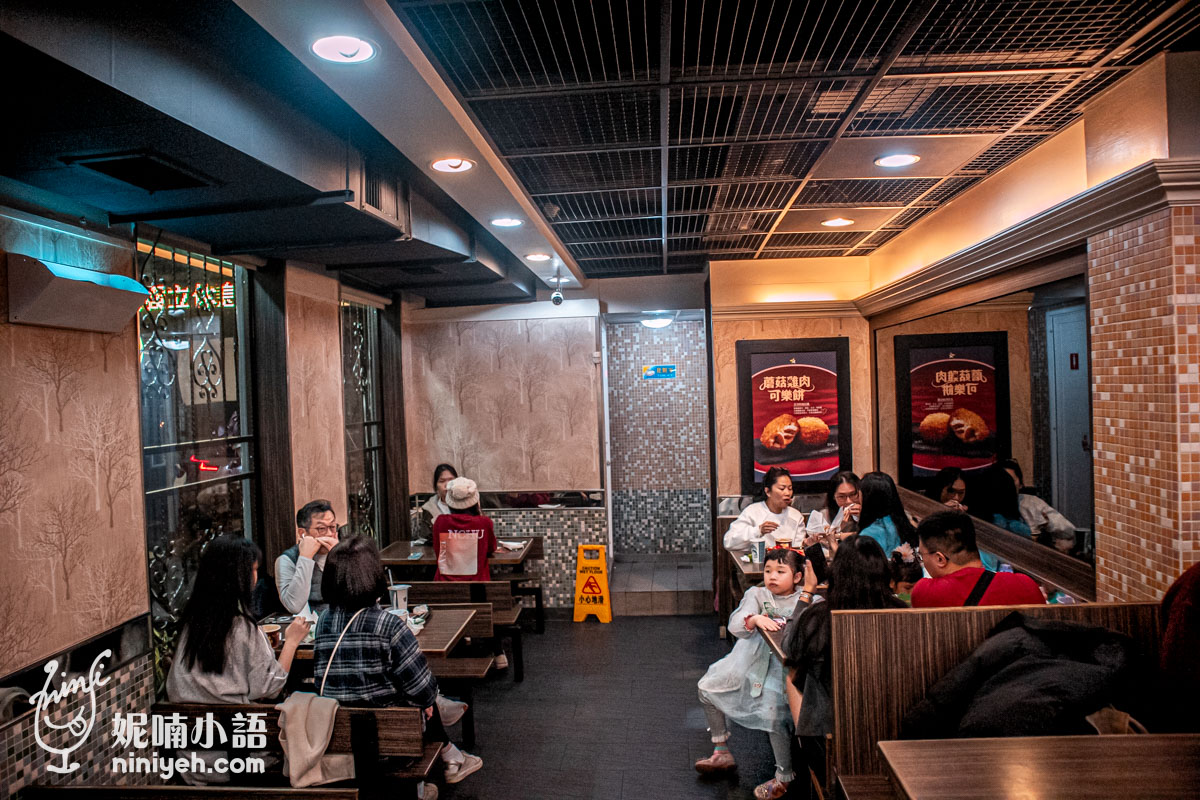 丹丹漢堡成功店|傳說中有麵線羹的速食店!內用得搶位點餐得排隊 丹丹漢堡成功店|傳說中有麵線羹的速食店!內用得搶位點餐得排隊