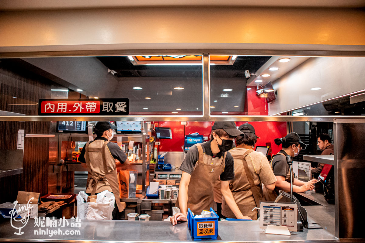 丹丹漢堡成功店|傳說中有麵線羹的速食店!內用得搶位點餐得排隊 丹丹漢堡成功店|傳說中有麵線羹的速食店!內用得搶位點餐得排隊