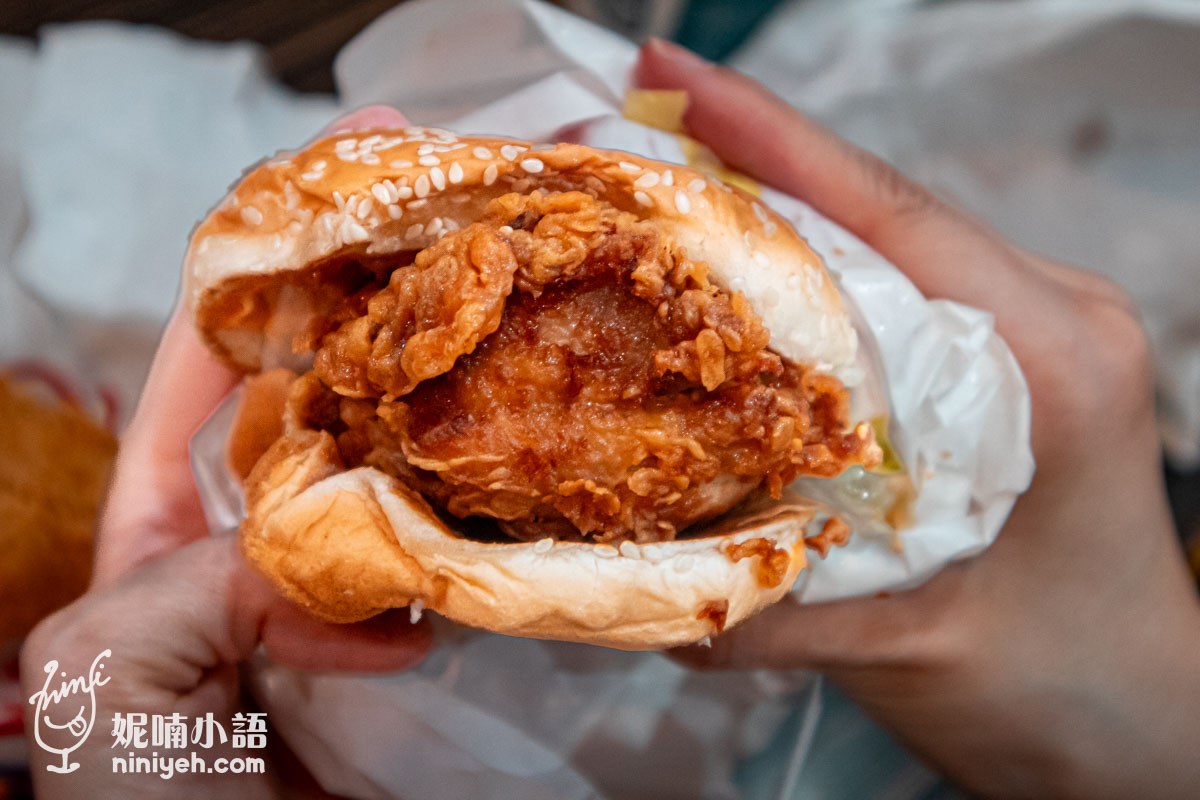 丹丹漢堡成功店|傳說中有麵線羹的速食店!內用得搶位點餐得排隊 丹丹漢堡成功店|傳說中有麵線羹的速食店!內用得搶位點餐得排隊