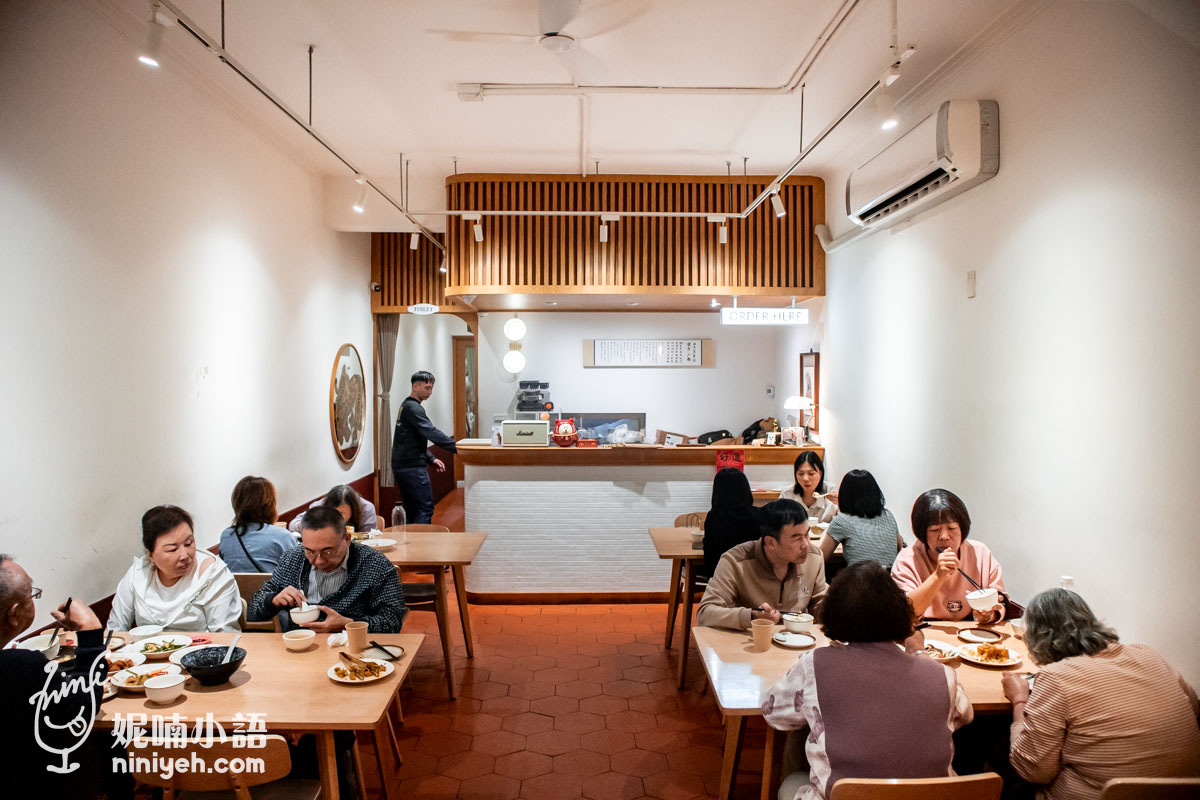 添厚家常手路菜一樓用餐環境,空間雖小但晚間時段全數坐滿