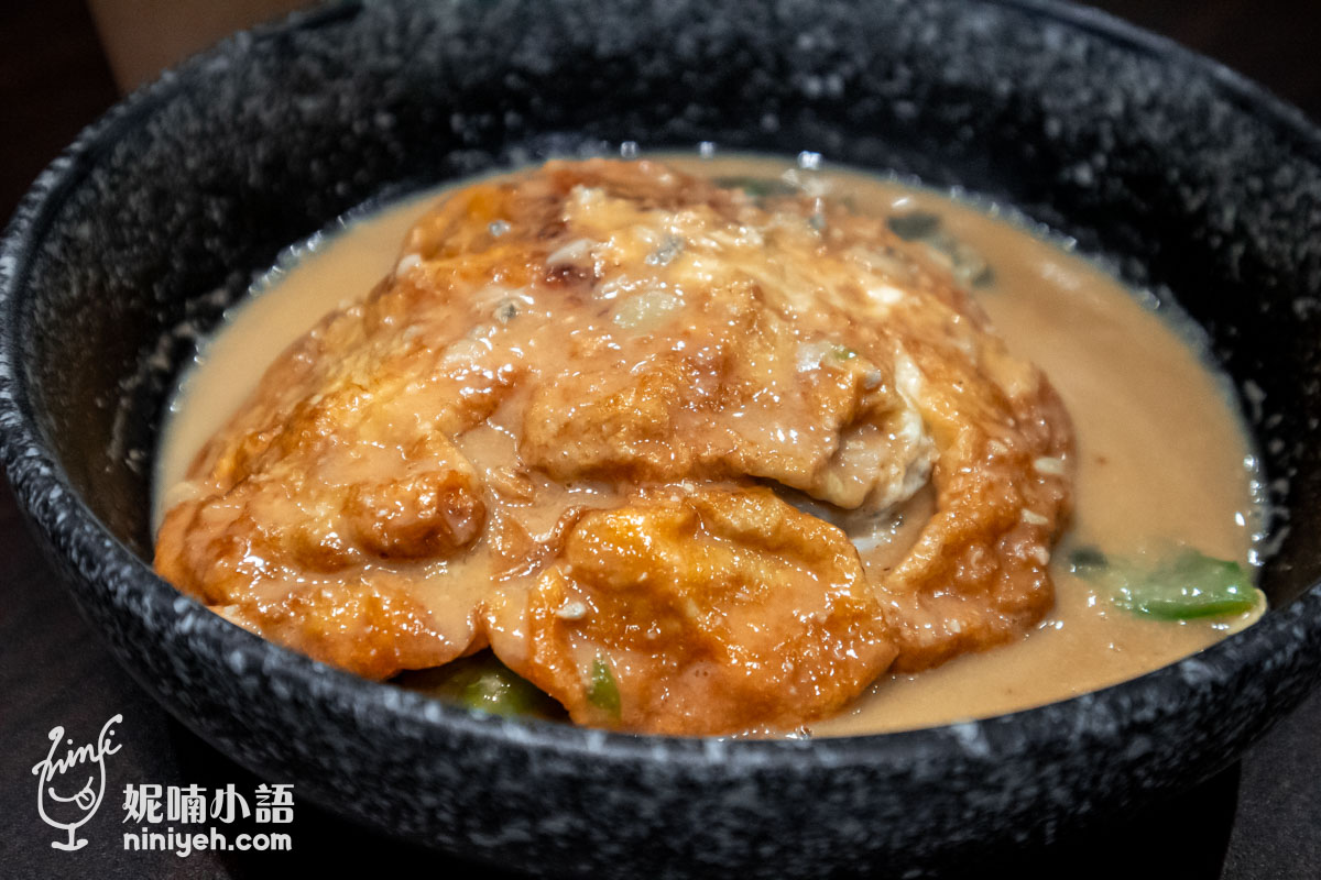 添厚招牌菜金銀蛋時蔬:鹹蛋、皮蛋炒燴絲瓜,淋上豐富湯汁