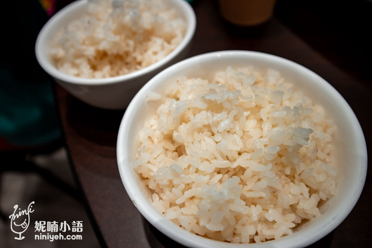 搭配家常菜的白米飯