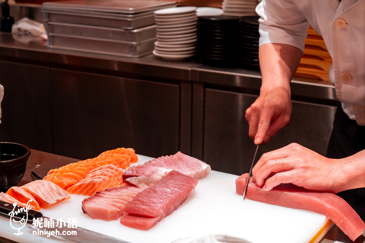 貓將日本料理的板前座位視角,近距離欣賞主廚展現俐落刀工,現切鮭魚等新鮮刺身,準備為顧客端上美味的現做和食與壽司