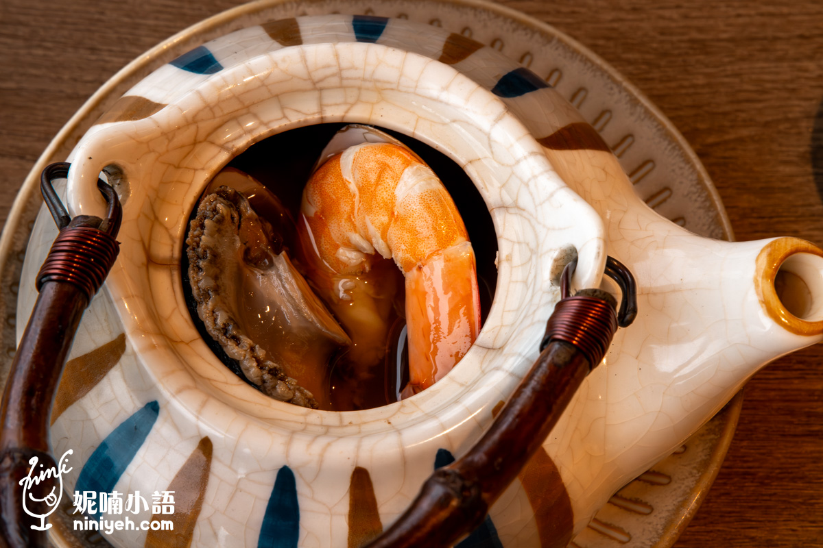 遠百信義 A13 貓將日本料理的必點湯品『鮑魚土瓶蒸』。充滿日式風情的土瓶內裝填了以蕈菇熬煮的精華茶湯,配料更是誠意十足,包含一整顆鮑魚與大尾甜蝦,是品嚐精緻現做和食不可錯過的暖胃選擇