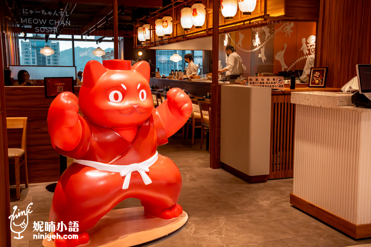 貓將日本料理信義A13店門口大紅貓公仔與店內環境