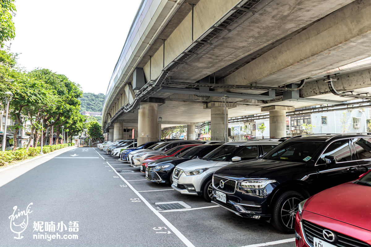 台北士林「金美麗人 韓國直火釜飯專賣店」正後方的付費平面停車場,位於捷運高架軌道下方,提供充足的汽車停車格,開車前來用餐非常方便。