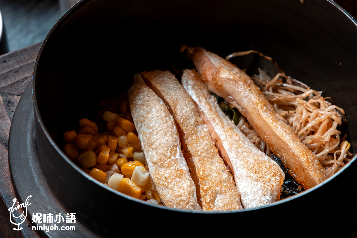 「金美麗人 韓國直火釜飯專專賣店」每日限量的海鹽烤鮭魚肚釜飯細節,炙烤出的飽滿魚油一點一滴滑落至米飯中,香氣豐美而不膩。