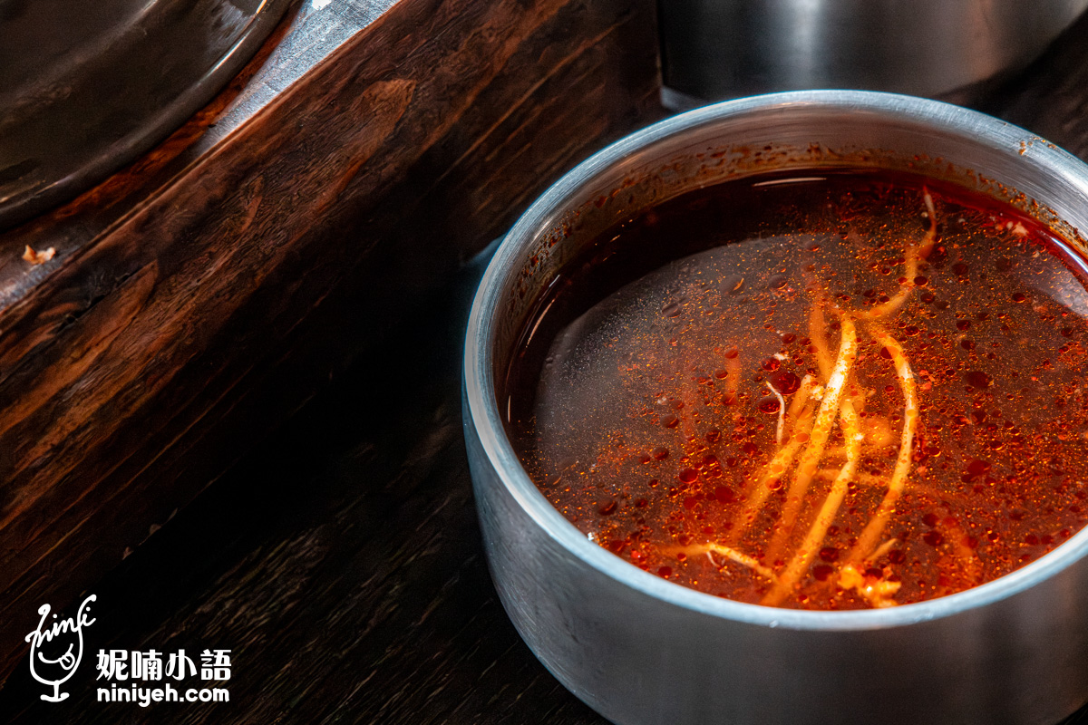 顧客可加價升級的「辛豆芽辣湯」,紅亮誘人的辣油湯底散發陣陣辛香,為韓式釜飯定食增添過癮風味。