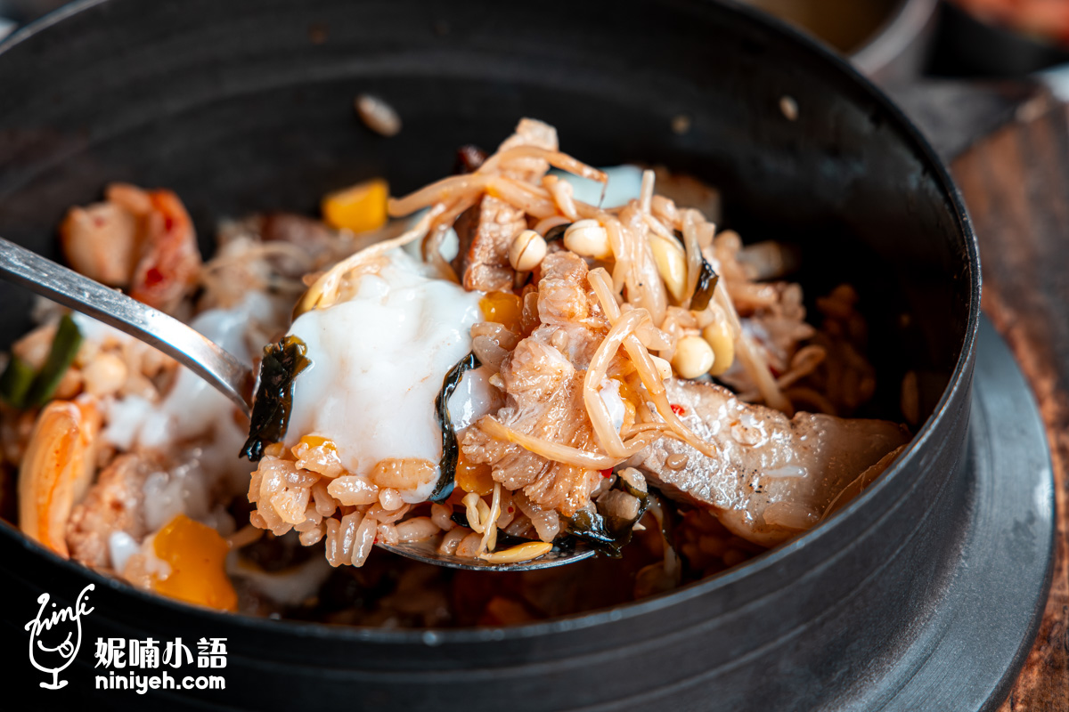 用湯匙舀起融合了溫泉蛋蛋黃液的「金美麗人」烤豬五花Corn釜飯,蛋白的絲滑與蛋黃的濃郁讓釜飯口感更上一層樓。
