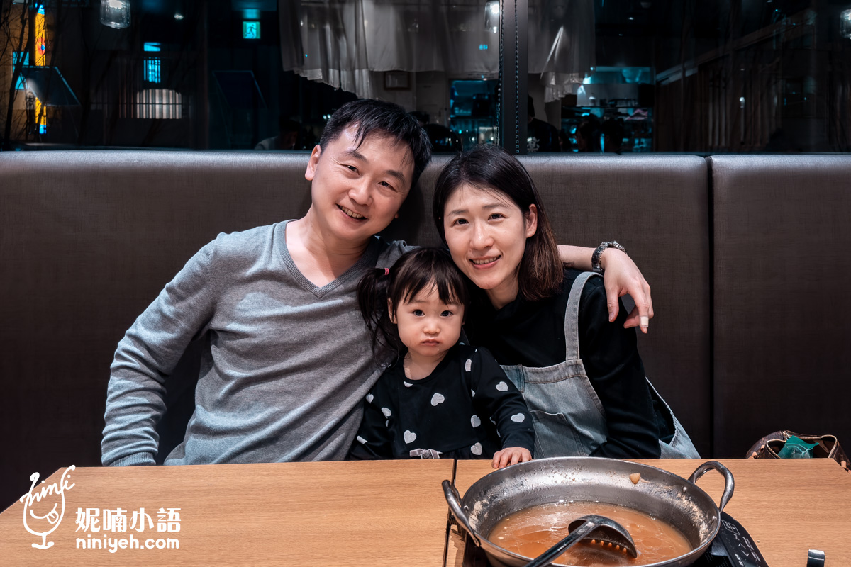 全家人在樂天地二代目牛腸鍋在用餐結束後的合照留影