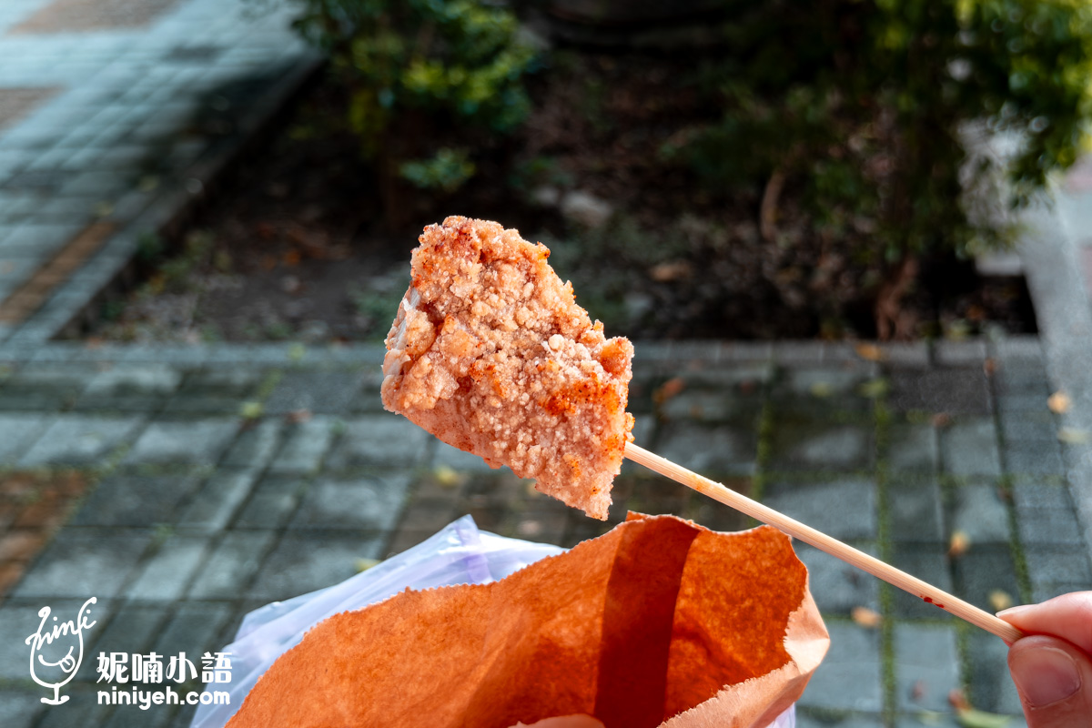 台北小巨蛋美食緯大雞排試吃特寫。用竹籤串起的厚實炸雞肉塊，外皮裹上傳統乾粉大火現炸至金黃酥脆，撒上特製中藥胡椒粉，肉質鮮嫩多汁。