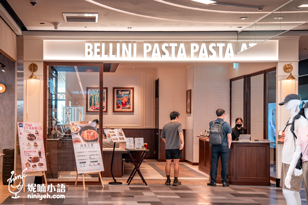 位於宏匯廣場四樓的 BELLINI Pasta Pasta 門市外觀,上方有醒目的白色發光招牌,門口擺放商業午餐與下午茶推薦看板,右側為木質接待櫃檯,店內環境明亮且帶有歐風裝飾。