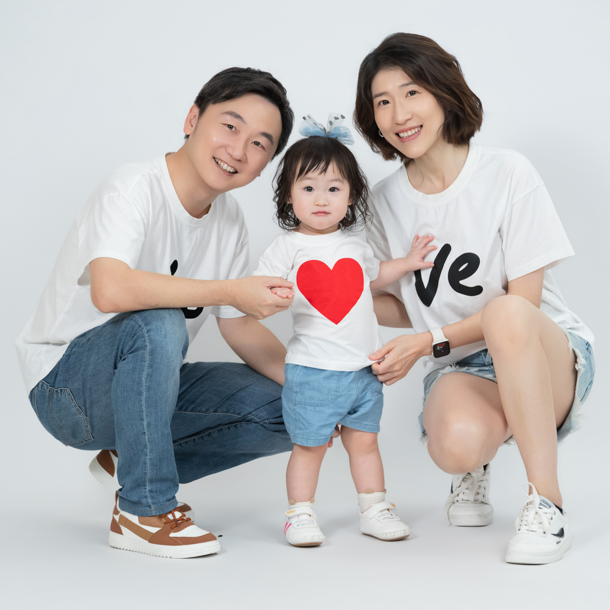 本相片為 Nico, Kan 以及女兒在豪斯登堡與米飛兔的合照，兩人皆為美食旅遊的內容創作者、攝影師