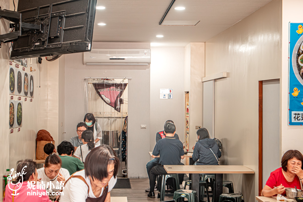 職饗雞湯小卷米粉的店內用餐環境,空間明亮且設有冷氣空調與洗手間,用餐時段幾乎滿座,生意相當好