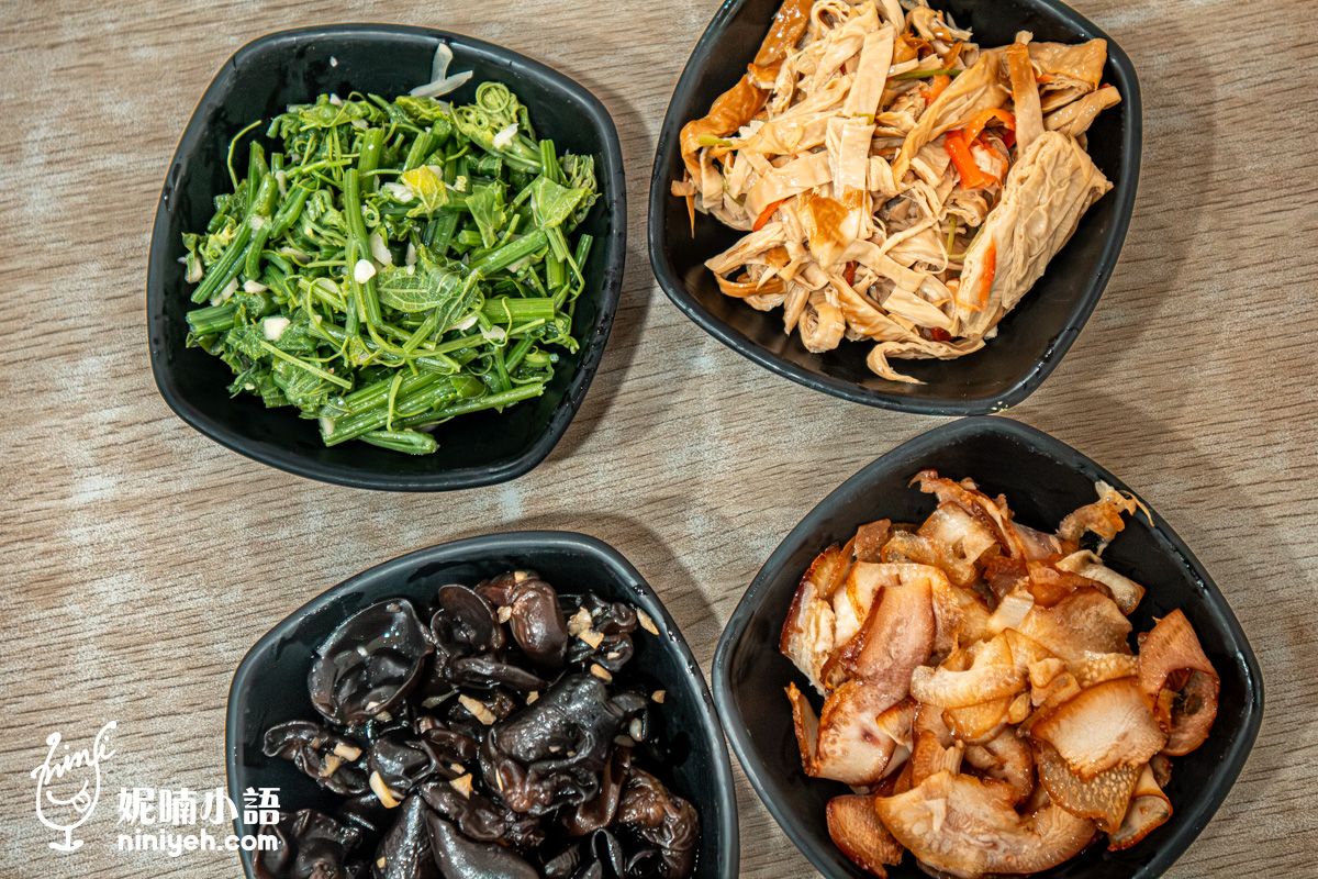 職饗雞湯小卷米粉的各式涼拌小菜,包含龍鬚菜、煙燻豆皮、涼拌黑木耳與煙燻豬頭皮