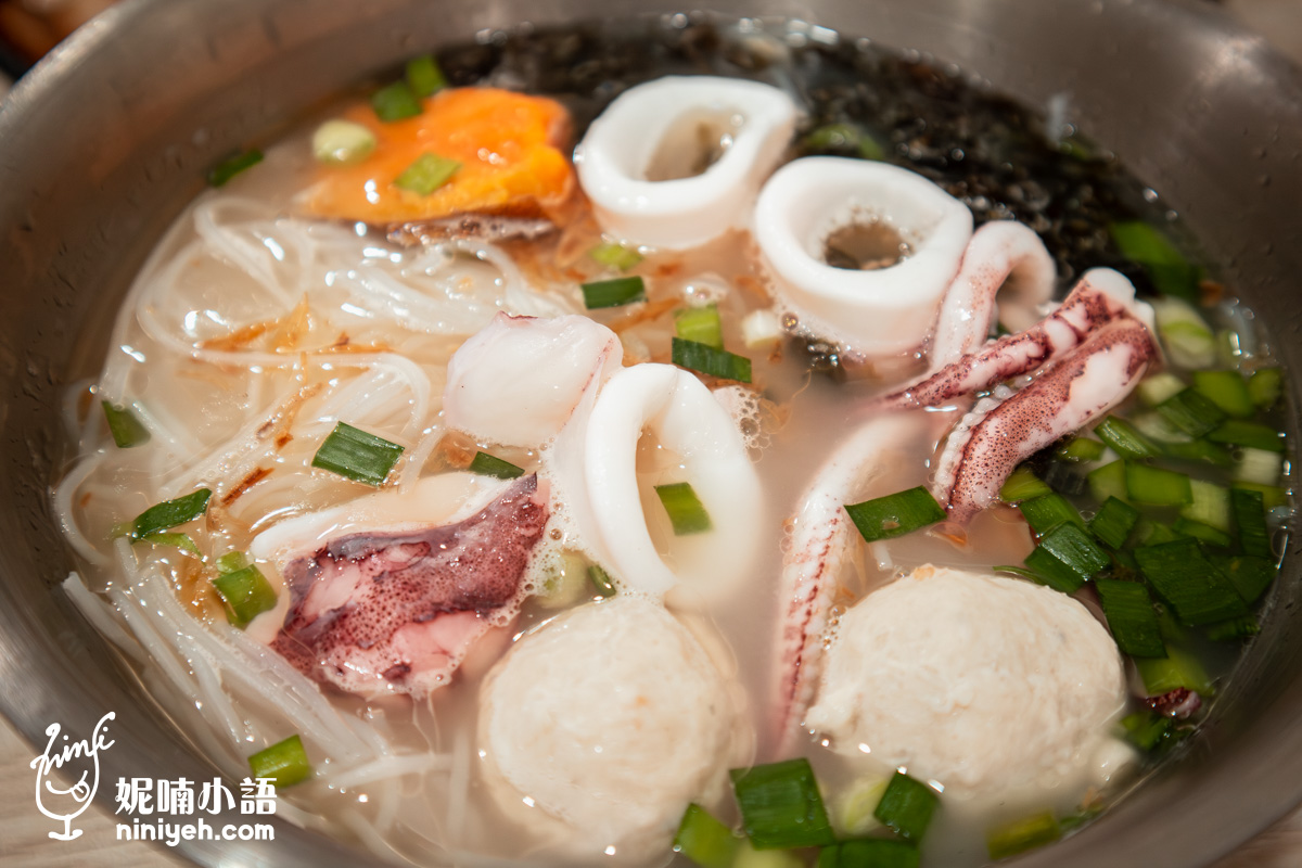 職饗雞湯小卷米粉特寫,清甜雞湯內盛裝著新鮮川燙小卷、魚丸、栗子南瓜、紫菜與粗條炊粉,並以韭菜和油蔥提味