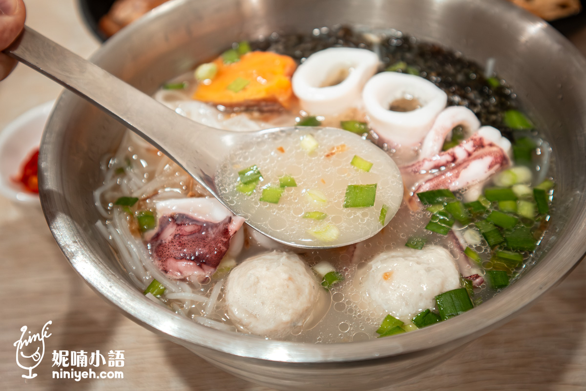 用湯匙舀起職饗雞湯小卷米粉的甘美湯頭,鮮甜純粹的雞湯底帶有韭菜與油蔥香氣,讓人忍不住一口接一口