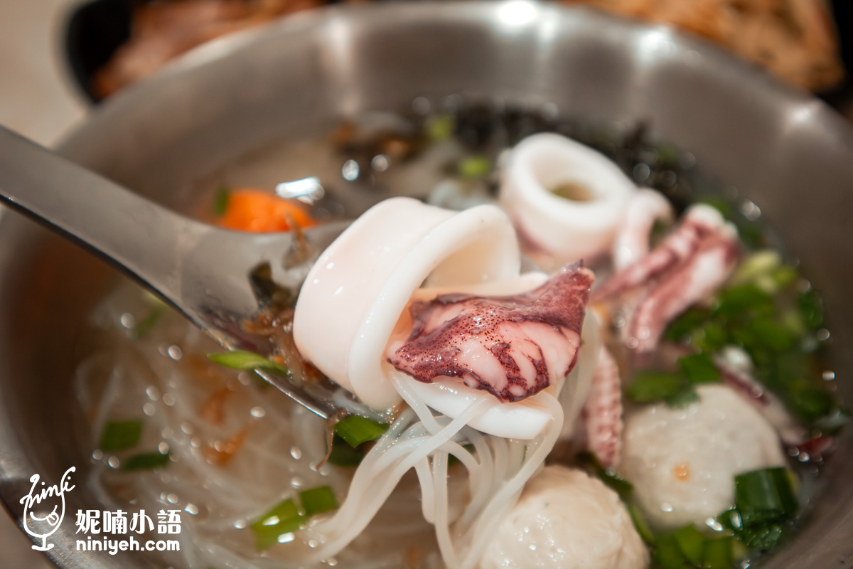 職饗雞湯小卷米粉配料特寫,湯匙舀起新鮮厚實的川燙小卷與吸附鮮甜湯汁的粗條炊粉,口感爽滑誘人