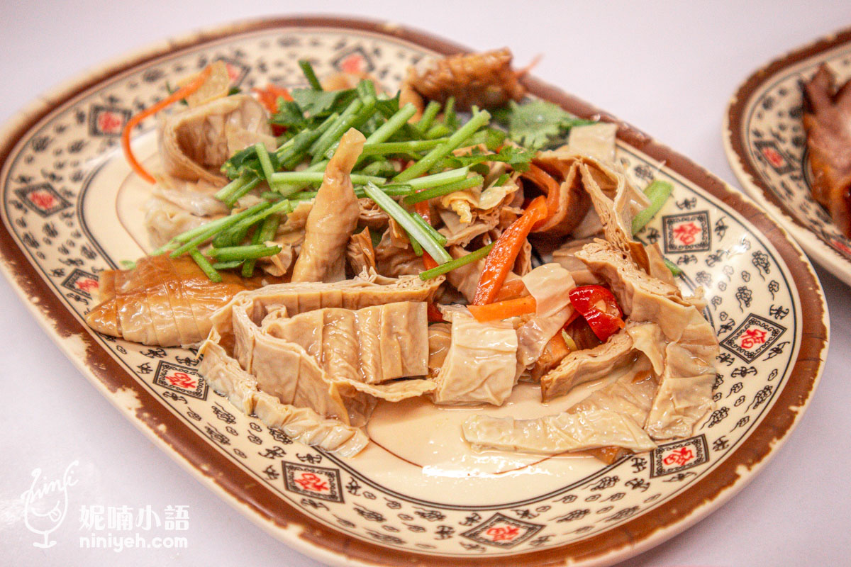 慶豐麵店的煙燻豆皮小菜,與嫩薑絲、香菜及少許辣椒絲一同涼拌的古早風味。