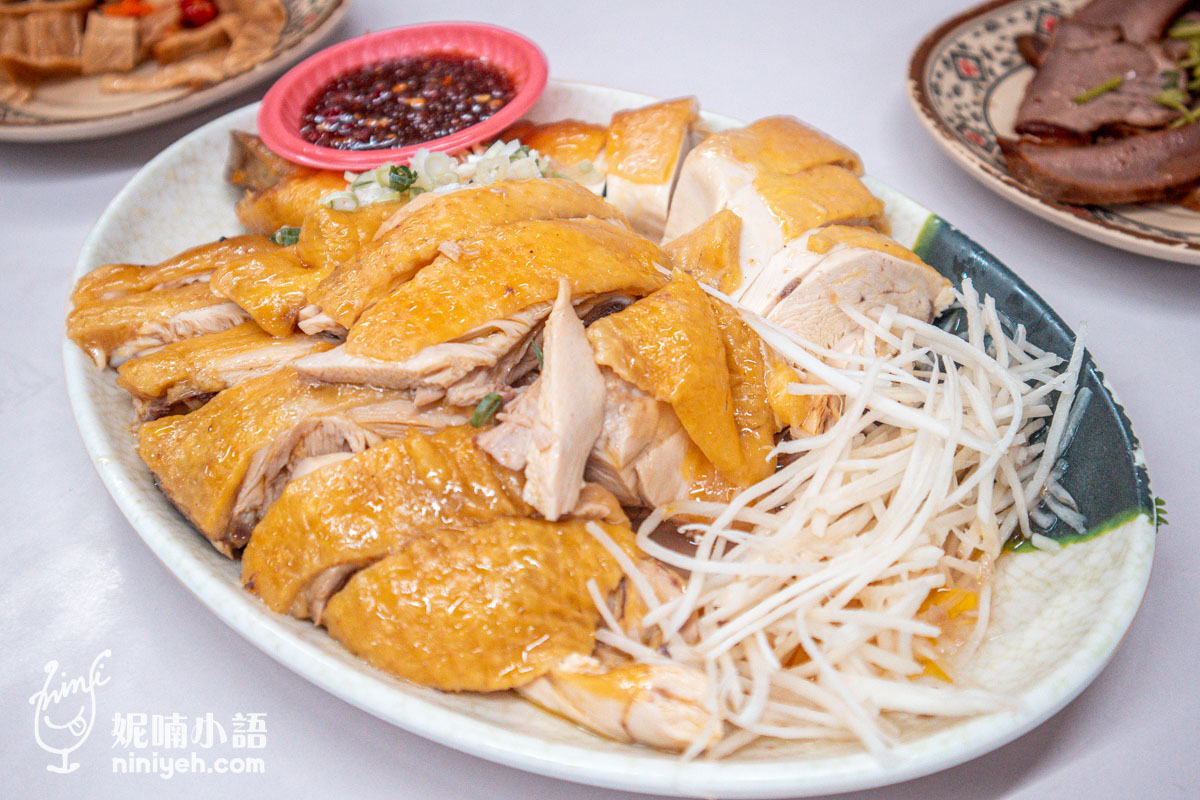 慶豐麵店招牌小吃白斬雞肉切盤近訪特寫,展現鮮嫩多汁的雞肉與富有膠質的油亮雞皮。