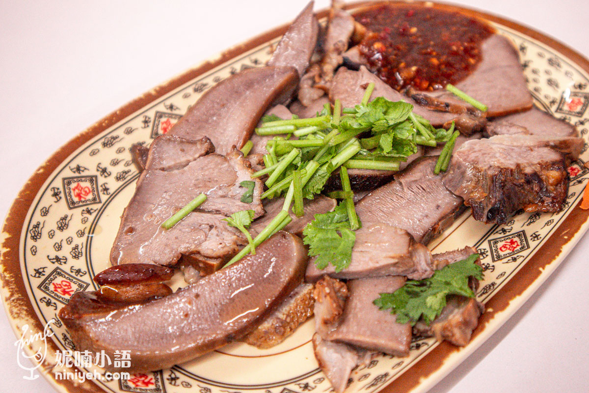 慶豐麵店的豬舌頭切盤特寫,具有一定厚度的豬舌上撒了香菜,並附上特製辣椒醬。