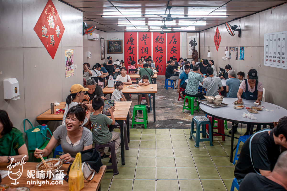 慶豐麵店寬敞的內用座位區,設有多張大圓桌與方桌,店內高朋滿座且冷氣強力放送。