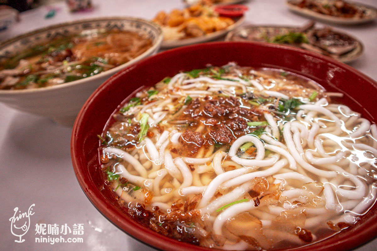 慶豐麵店份量驚人的大碗公古早味米苔目,湯頭濃郁並散發香濃的油蔥酥香氣。