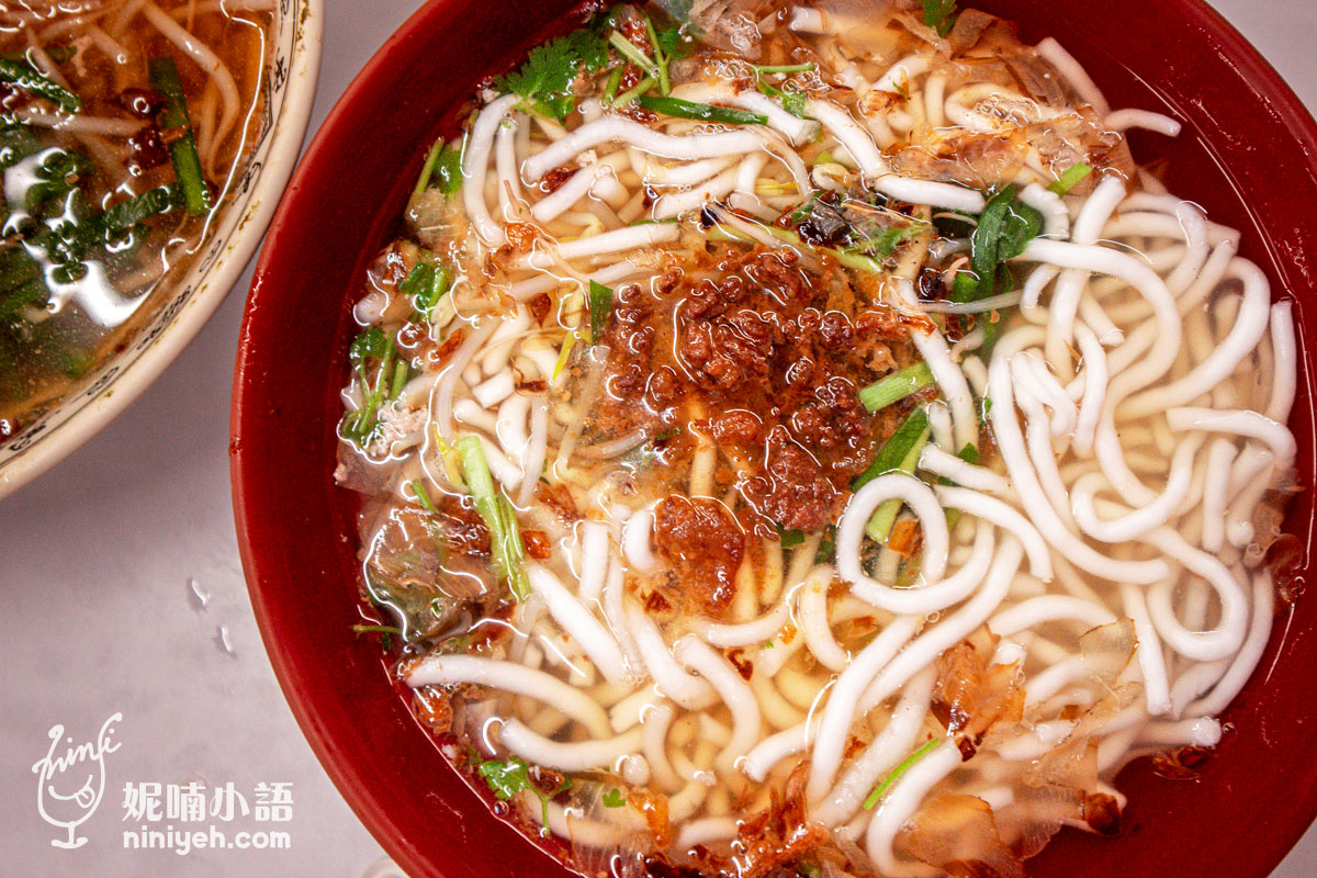 慶豐麵店大碗公裝的米苔目俯瞰圖,湯頭上淋了滿滿的自家炒蔥油酥、肉燥與柴魚片。