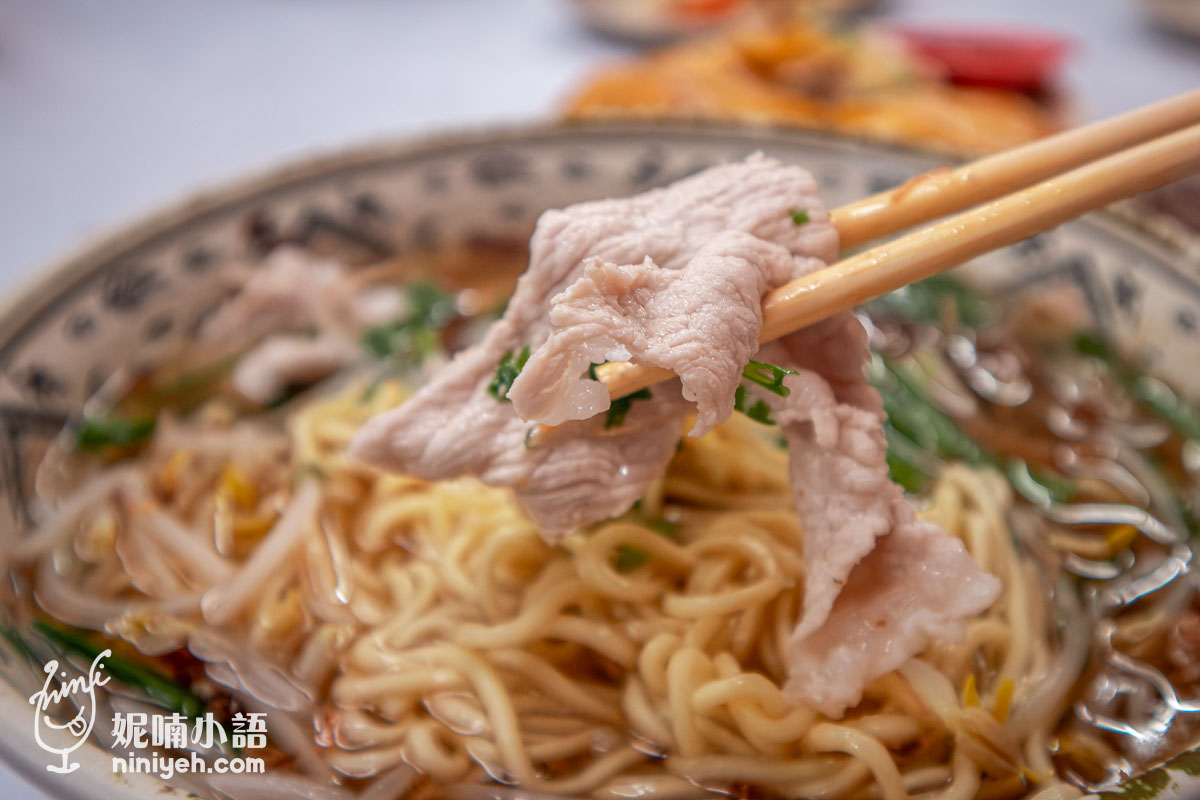慶豐麵店肉片拉麵中的里肌肉片特寫,肉片厚實飽滿且口感滑嫩好嚼。