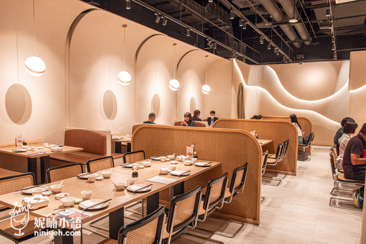 華漾DIM SUM 忠泰乐生活店 寬敞用餐區與藤編座椅