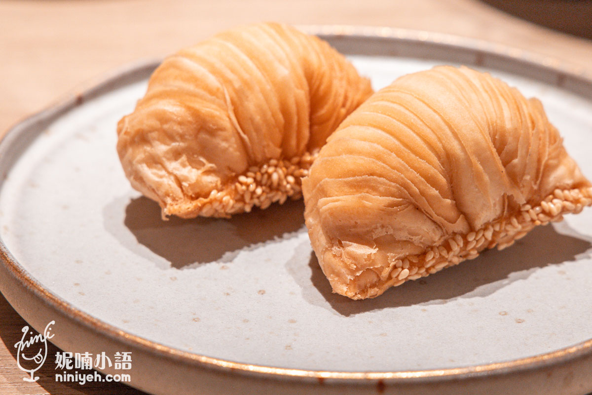 華漾DIM SUM 精緻螺旋紋路與芝麻底座的蘿蔔千層酥特寫