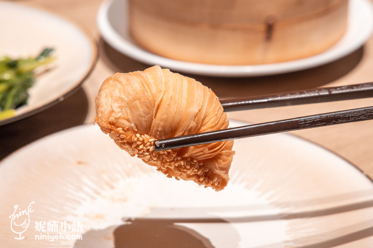 華漾DIM SUM 用筷子夾起金黃酥脆的蘿蔔千層酥