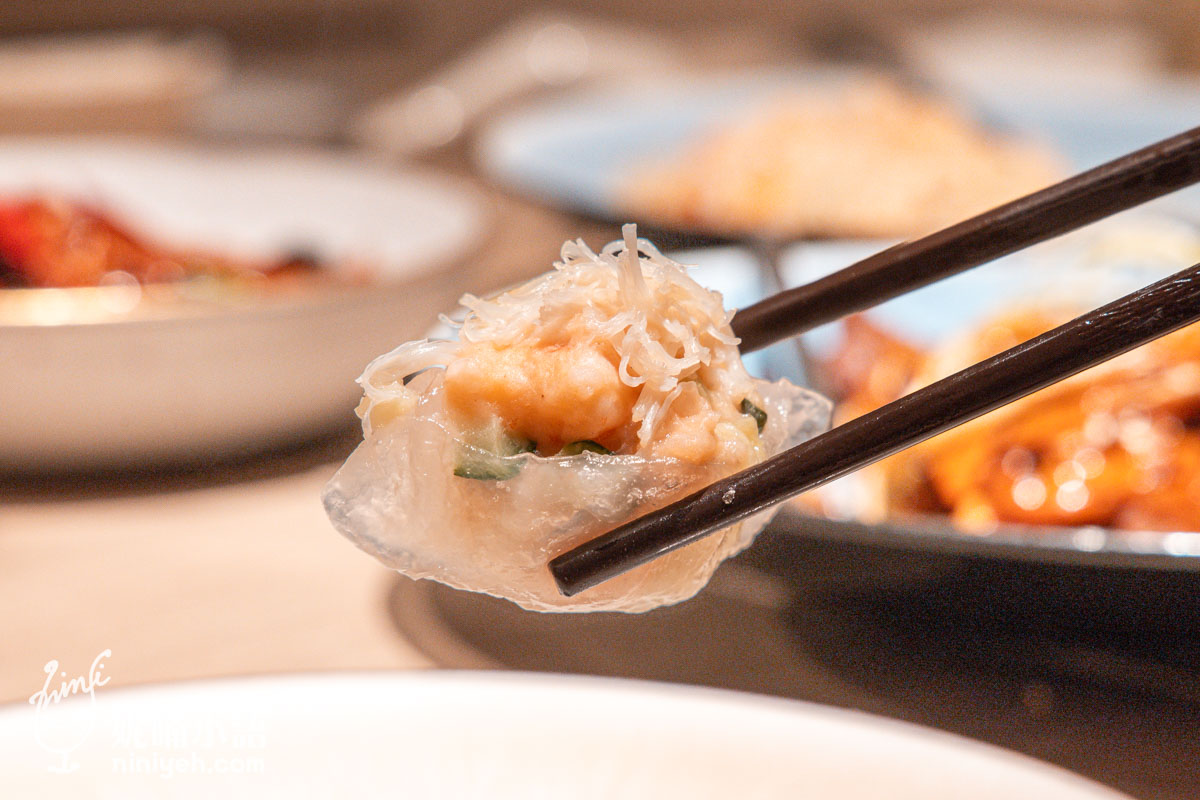 華漾DIM SUM 用筷子夾起透亮飽滿的瑤柱花枝櫛瓜餃