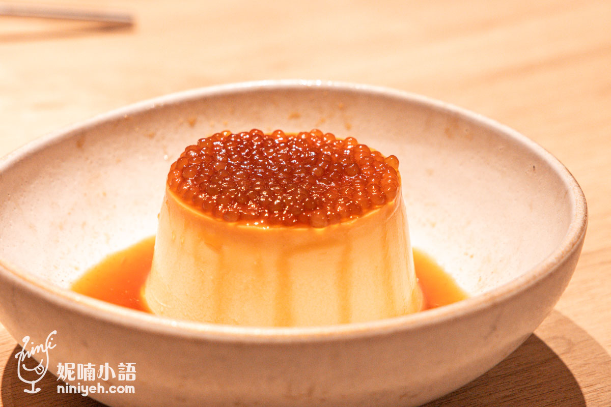 華漾DIM SUM 手工鴨蛋黃布丁特寫,呈現縝密組織與亮透西米露