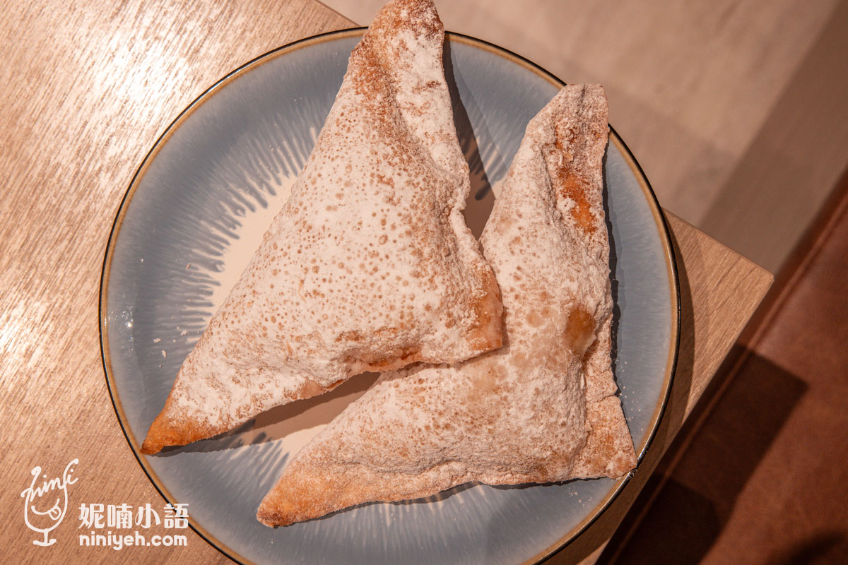 華漾DIM SUM 香濃起司豆腐奶一份兩顆盤裝,表面撒上糖粉