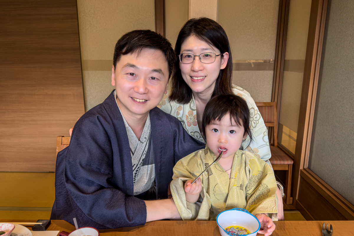 本相片為 Nico, Kan 以及女兒在湯布院花由日式旅館於用餐時合影，兩人皆為美食旅遊的內容創作者、攝影師