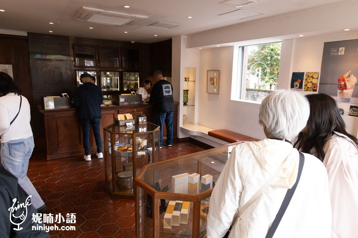 由布院 B speak 本店櫃檯點餐結帳與顧客挑選伴手禮畫面