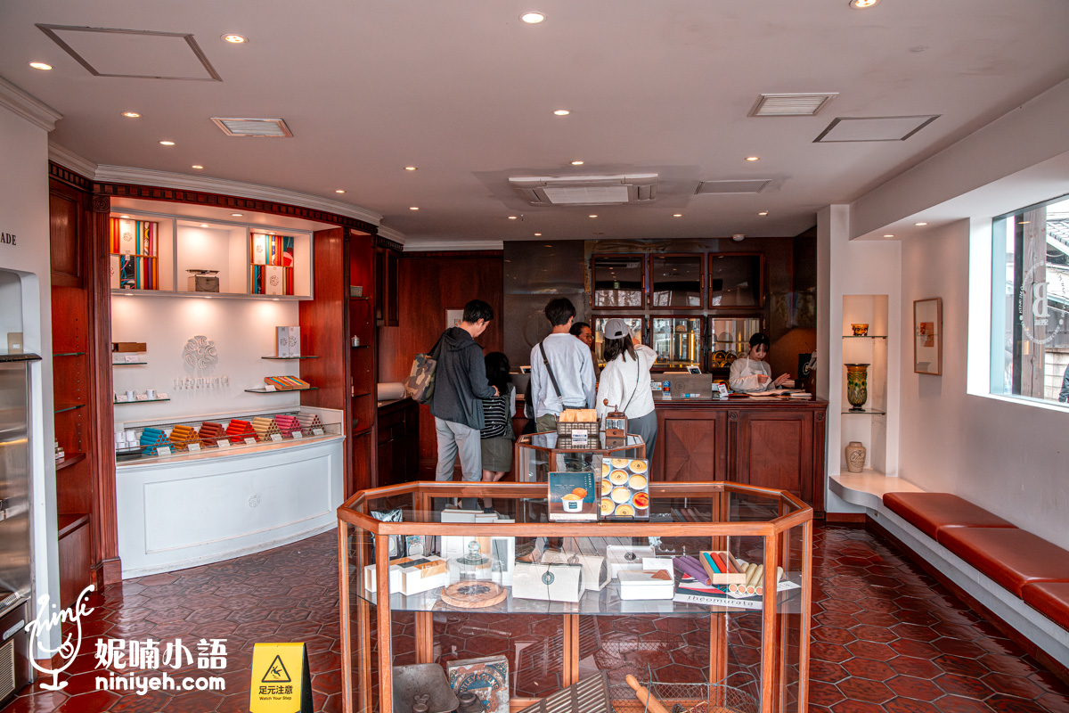 由布院 B speak 本店典雅溫馨的木質內裝與伴手禮展示櫃