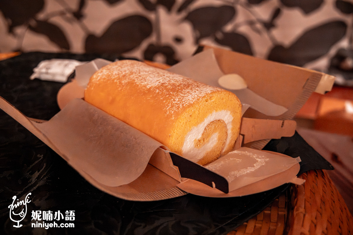 由布院 B speak 原味生乳捲開箱，金黃蛋糕體與保濕紙膜
