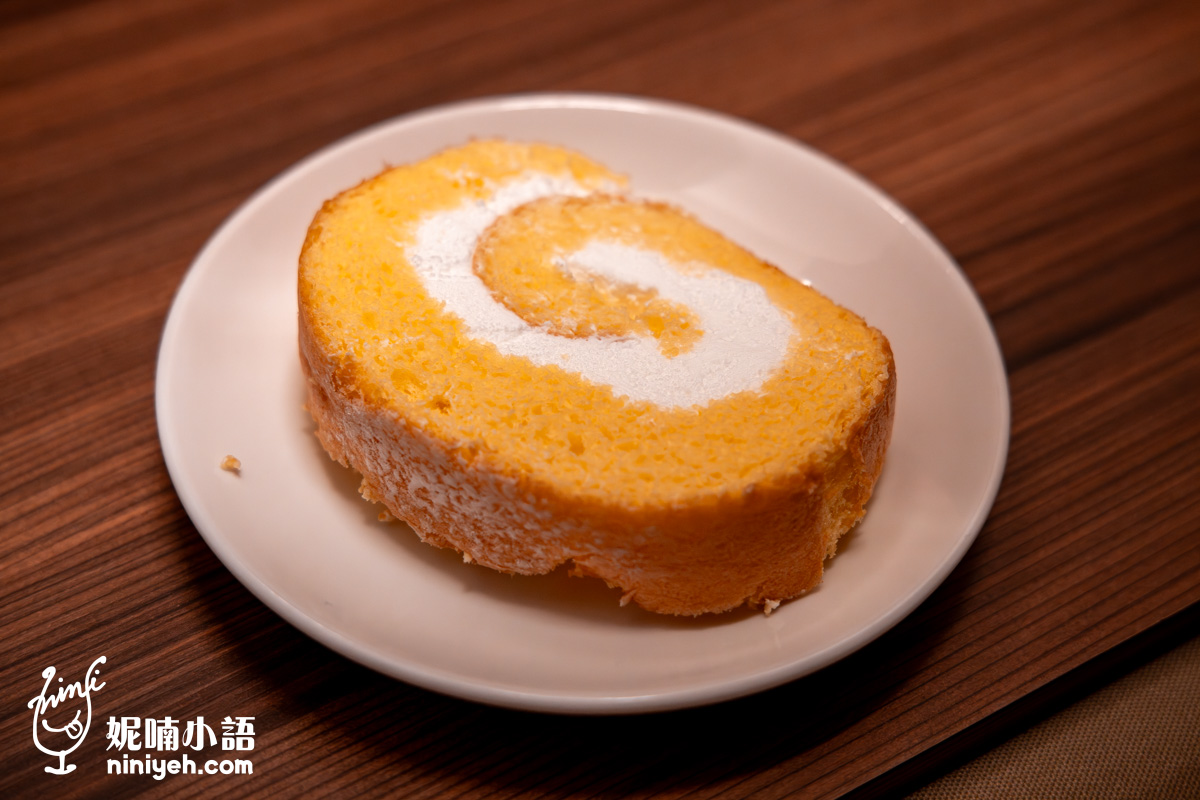 裝在白盤上的由布院 B speak 原味生乳捲切片特寫